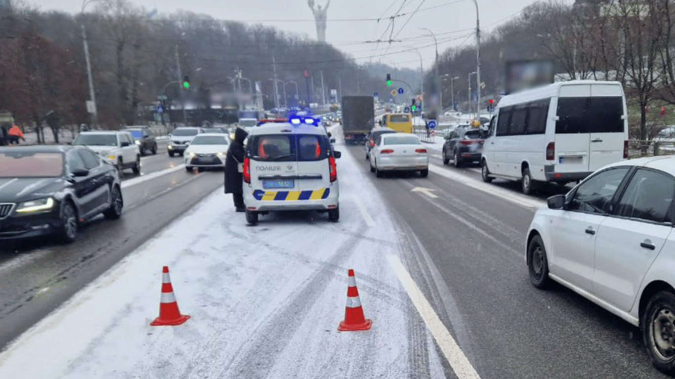 В Киеве образовалась пробка в направлении моста Патона — что случилось
