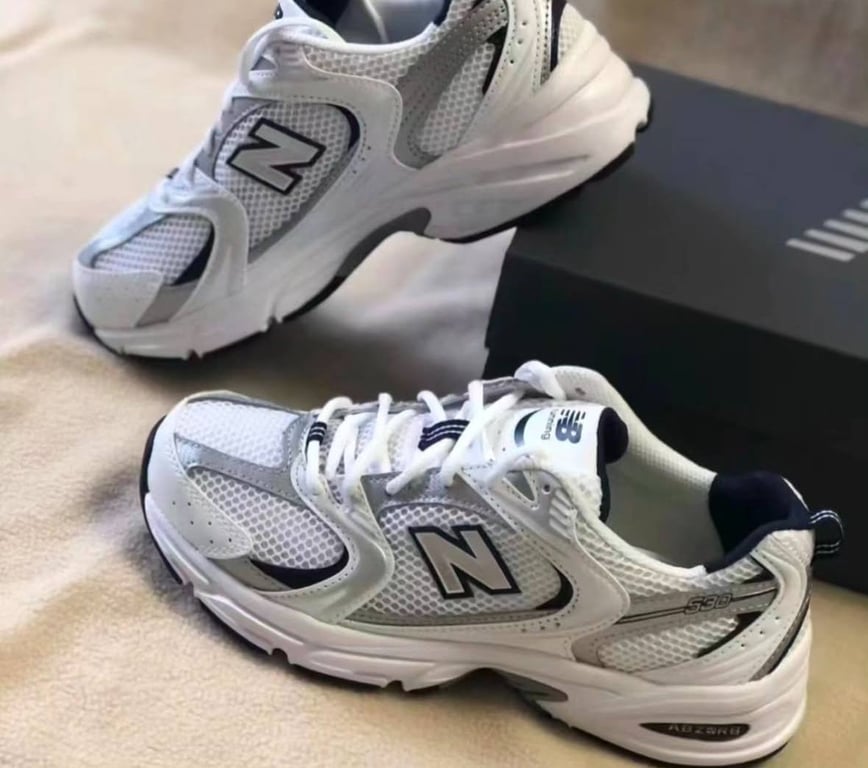 Кросівки з металевим блиском залишаються в тренді