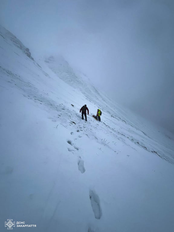 У засніжених Карпатах дивним чином загинув киянин - фото 1
