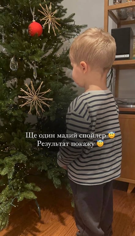 Катерина Осадча разом із сином прикрашала ялинку