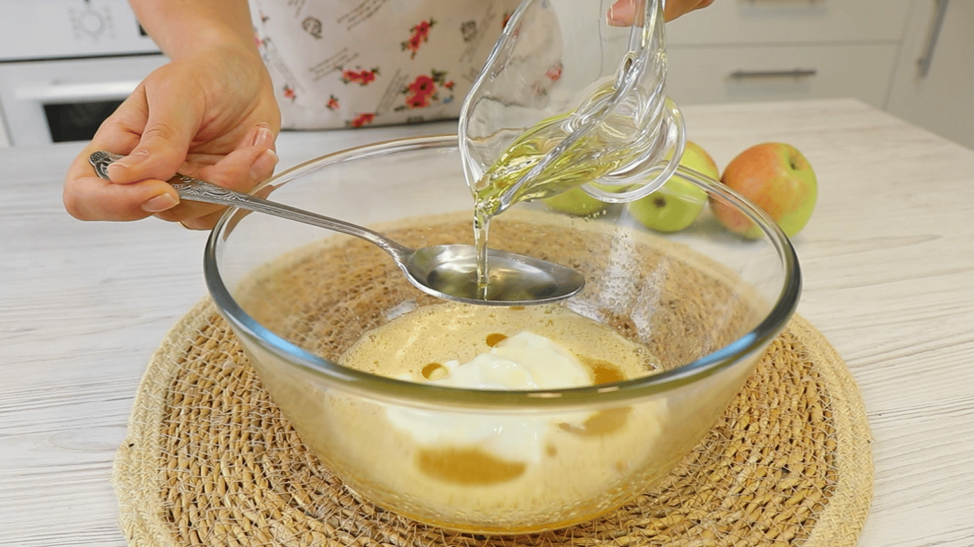 Пиріг з яблуками на сковороді - як приготувати