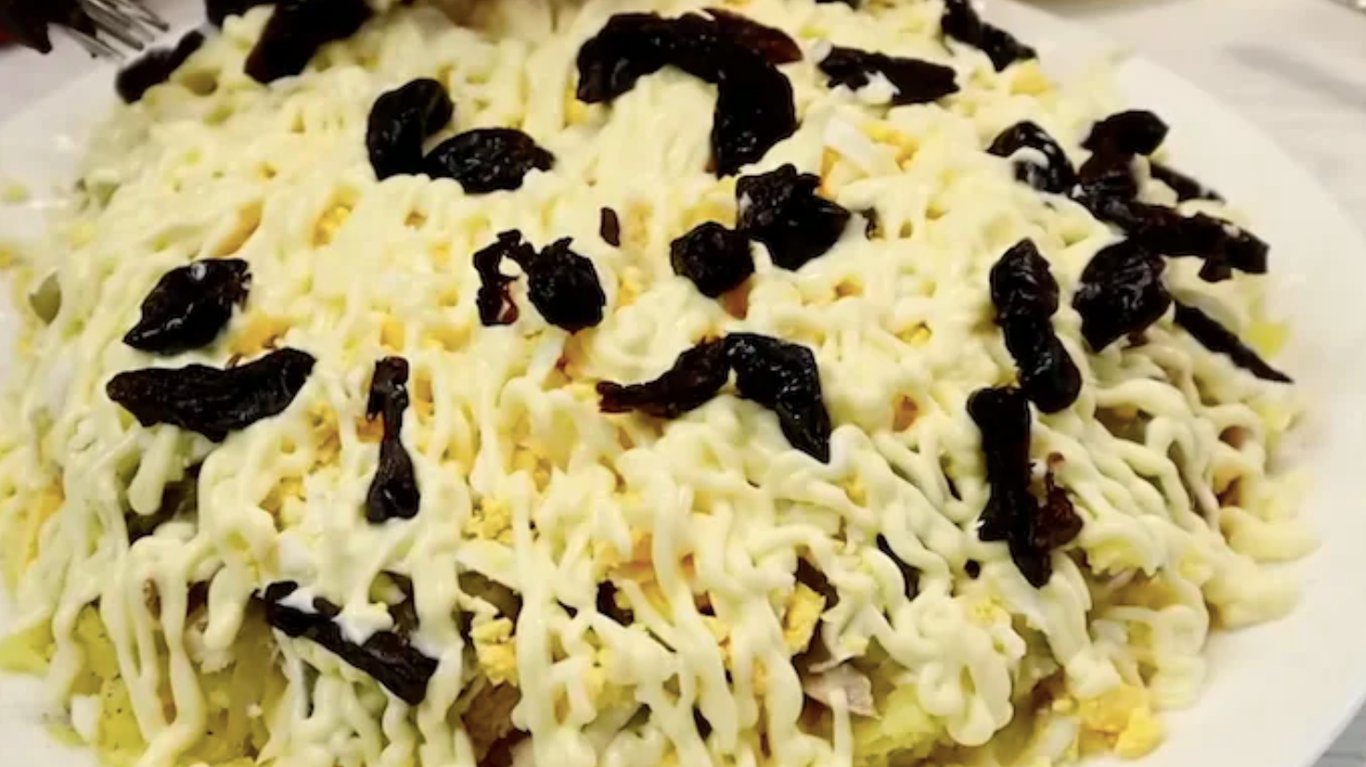 рецепт салату з куркою, чорносливом та горіхами