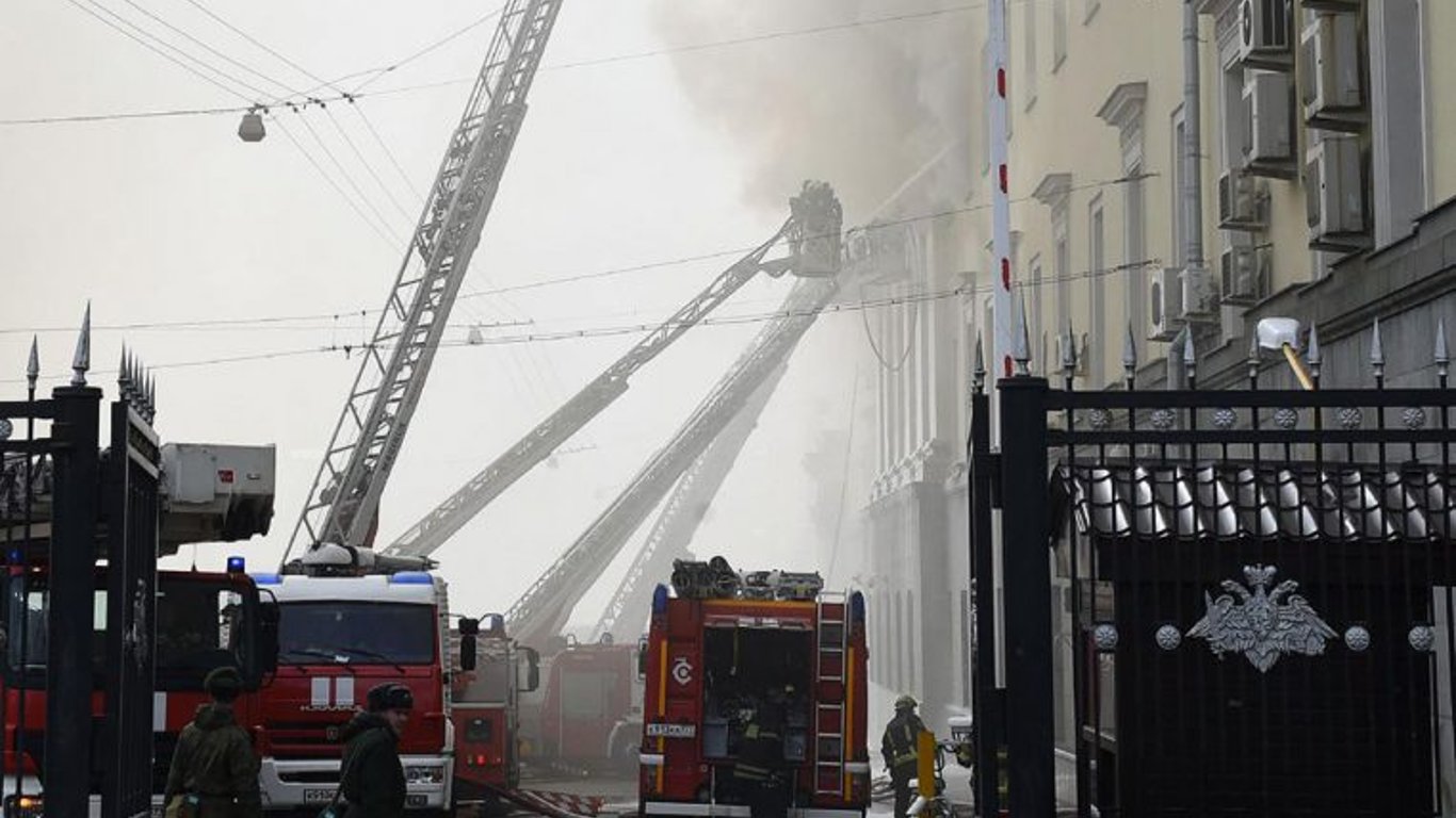 В Росії палає будівля міноборони