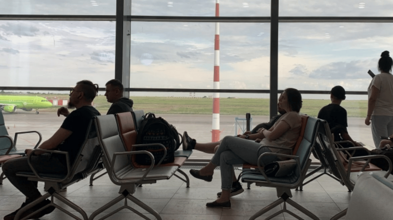 Троє росіян, які втекли від мобілізації до Південної Кореї, вже більше року живуть в аеропорту