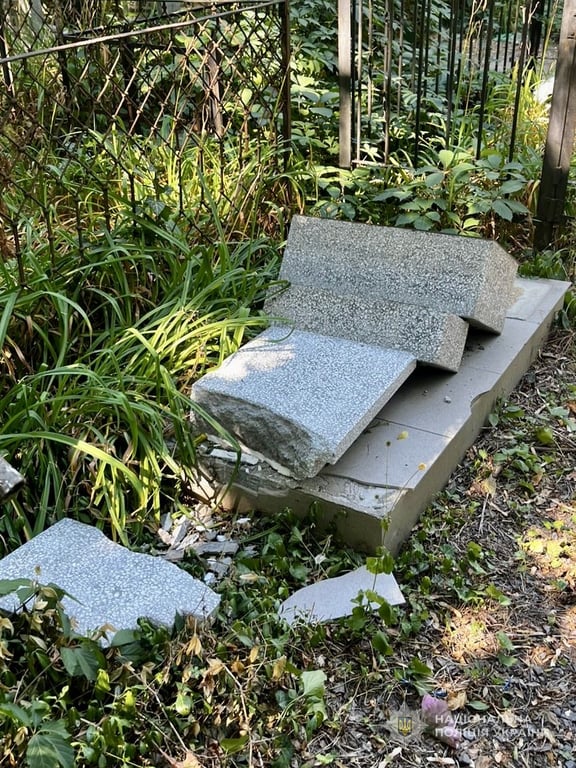 В Одесі понівечили надгробки на одному з кладовищ — фото - фото 1