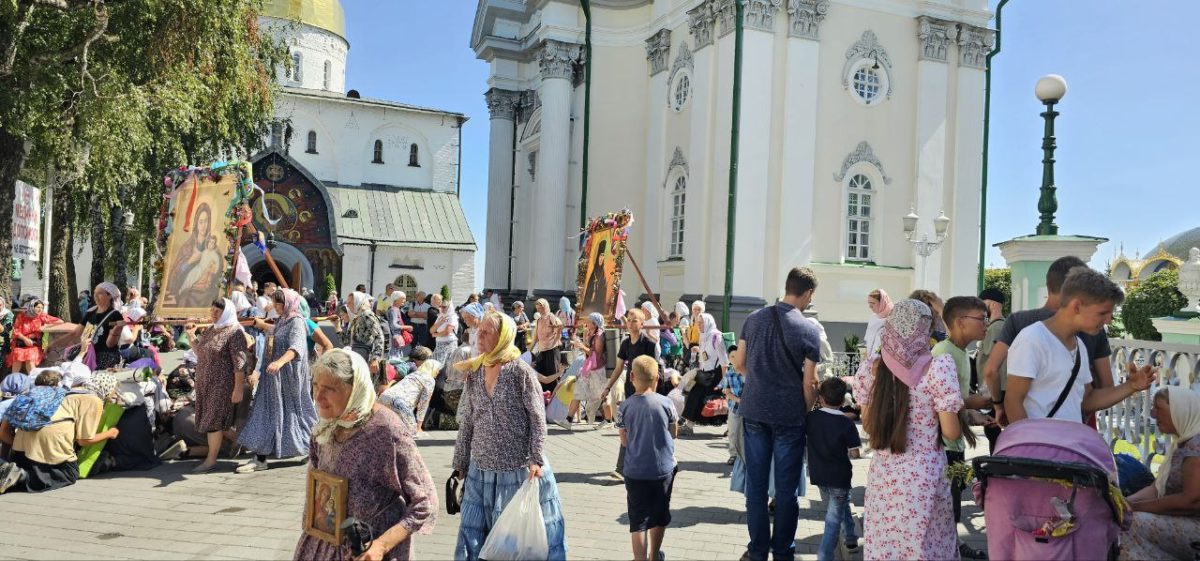 Віряни УПЦ МП вирушили у хресну ходу до Почаївської лаври