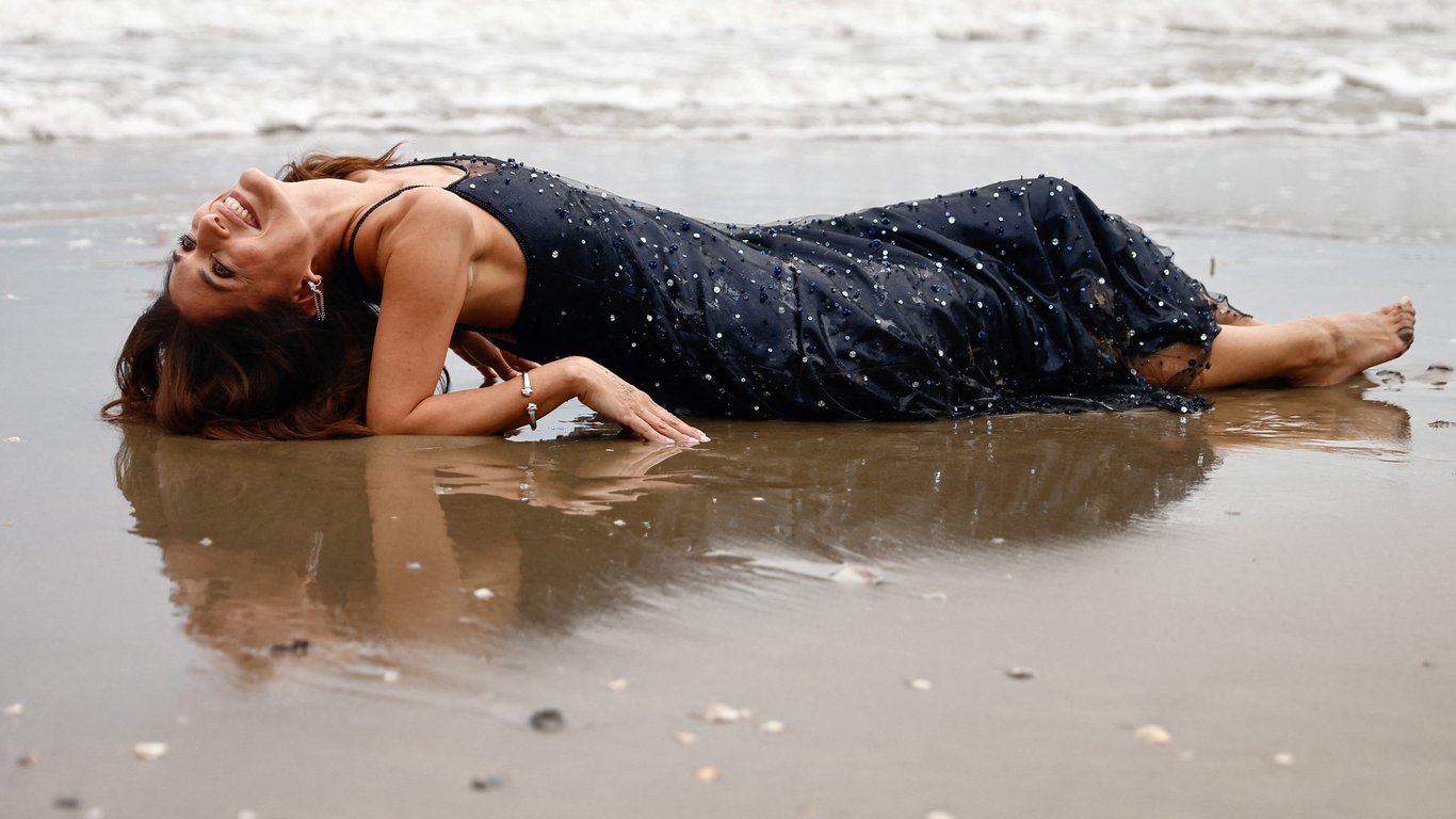 "Дівчина Бонда" влаштувала фотосесію в морі на відкритті Венеціанського кінофестивалю