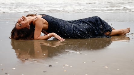 "Дівчина Бонда" влаштувала фотосесію в морі на відкритті Венеціанського кінофестивалю - 285x160