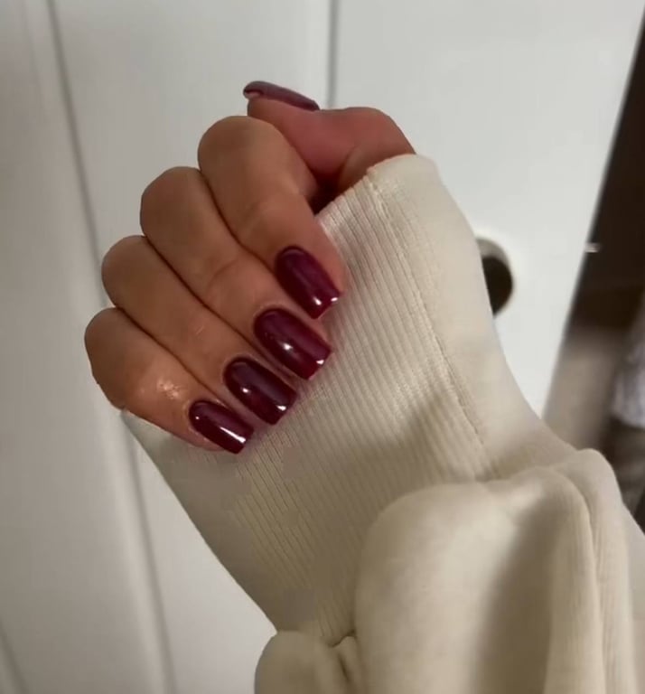 Який манікюр підійде квадратним нігтям