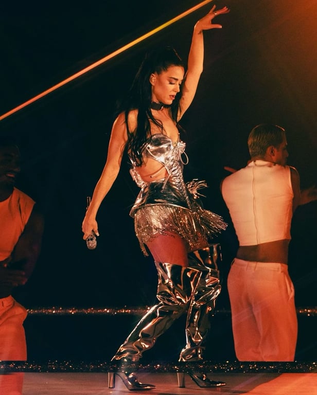 У металевій сукні та нашийнику — Кетті Перрі здивувала образом на вечірці Dolce & Gabbana - фото 2