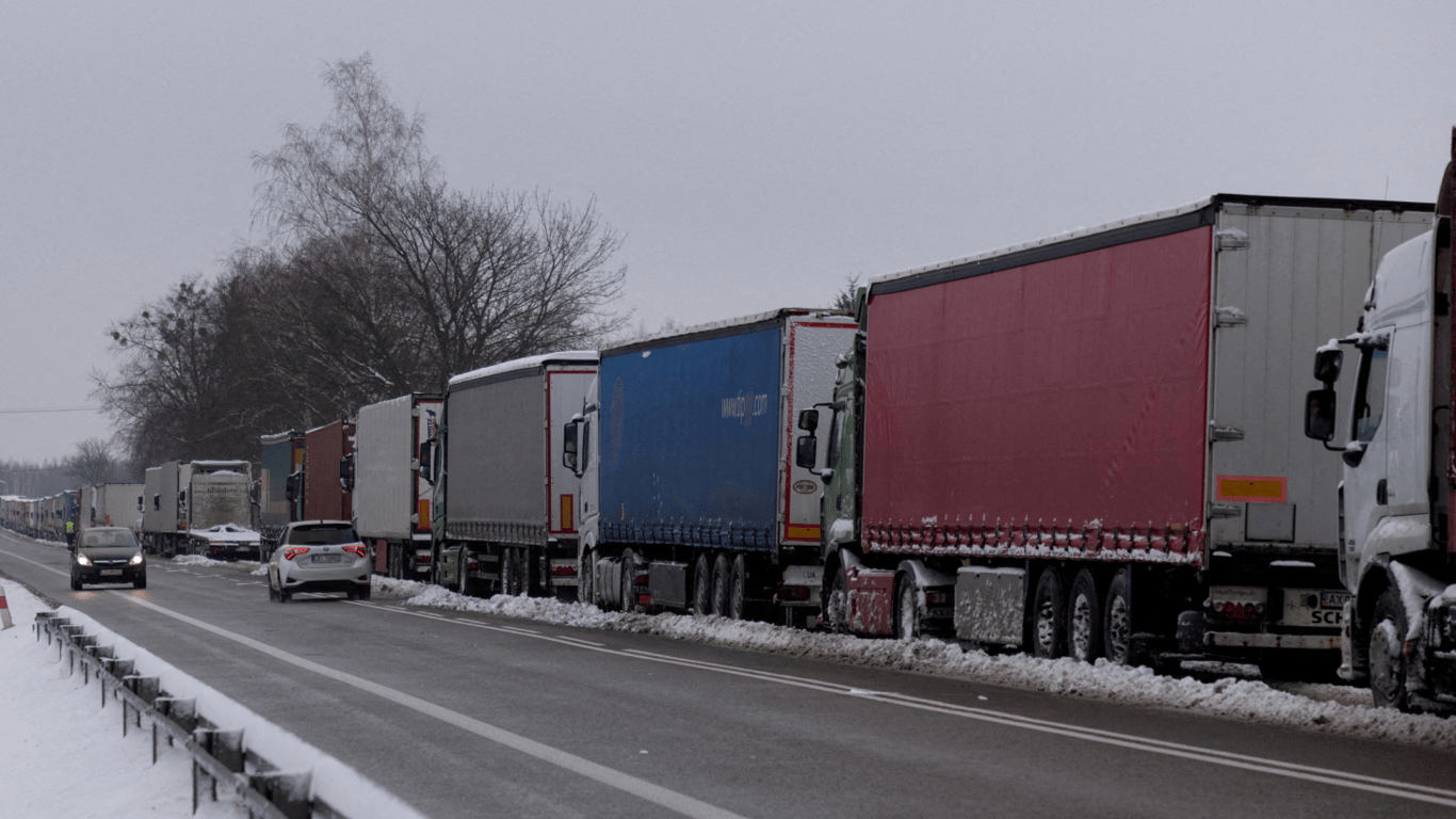 У Польщі пообіцяли вирішити проблему з чергами українських вантажівок на кордоні