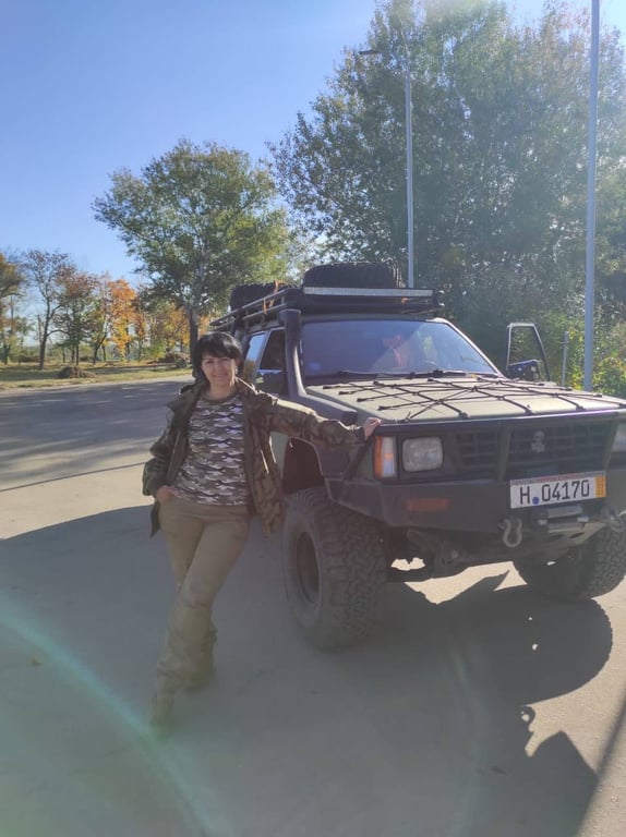 Ірина Голосна біля машини. Фото: Ірина Голосна