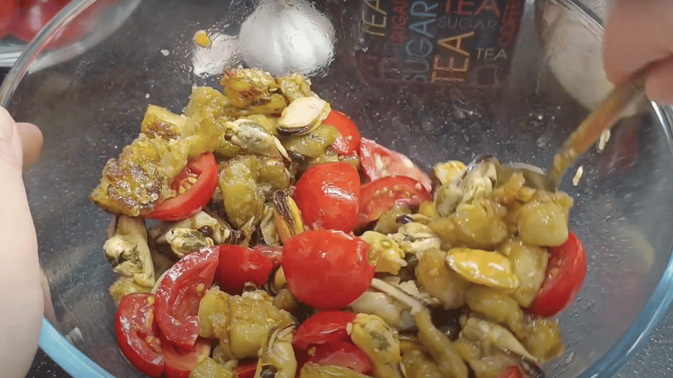 смачний салат з баклажанами та мідіями