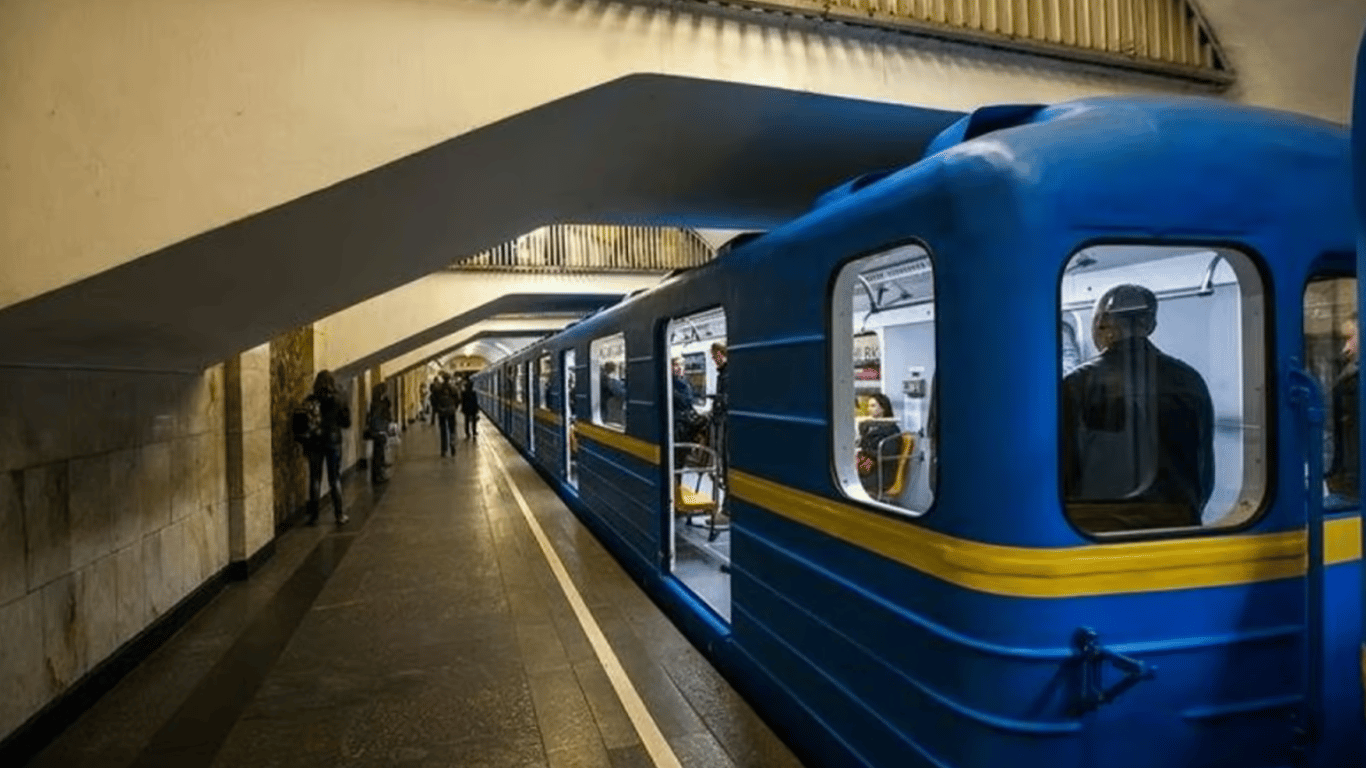 У Києві на закритих станціях метро почали встановлювати підпірки