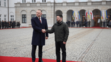 Книги Зеленському від Навроцького — в ОП спростували - 290x160