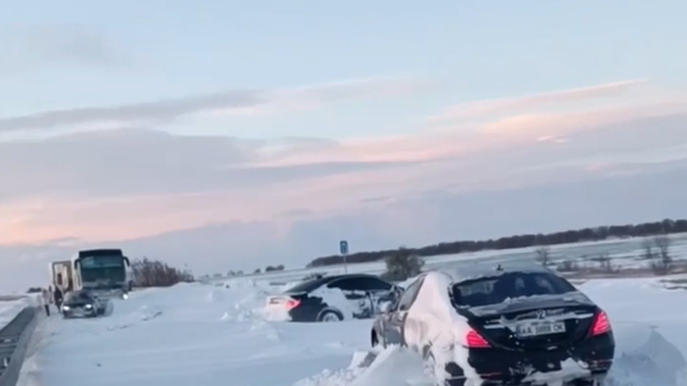 На Одещині через бурю водії вже другий день ночують в авто у снігових заметах