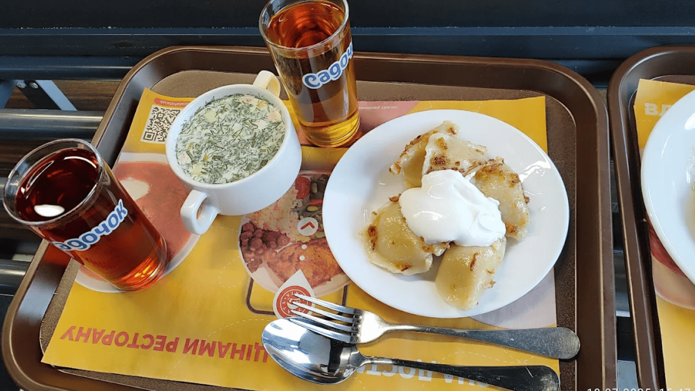 Їжа в столовій