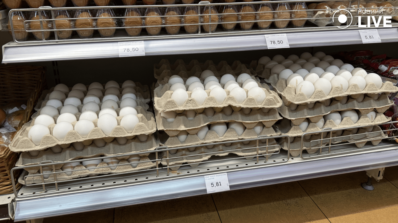 Яйця на прилавках магазину