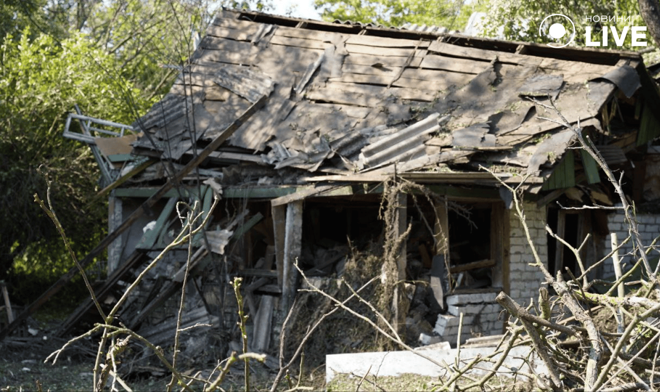 Зруйнований будинок у Русанівських садах після падіння російського дрона-камікадзе