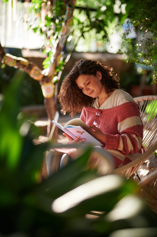 Жінка читає в Оранжереї. Фото: ВДНГ