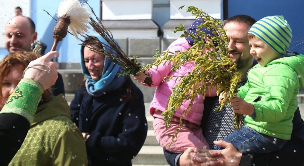 Українці у церкві на свято Вербна неділя
