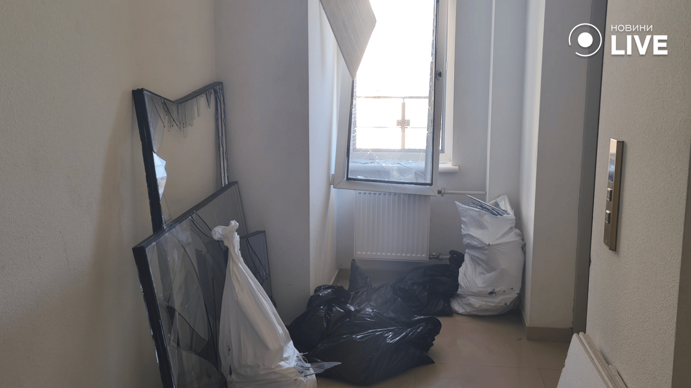 Вибиті вікна у під'їзді будинку після атаки на Одесу
