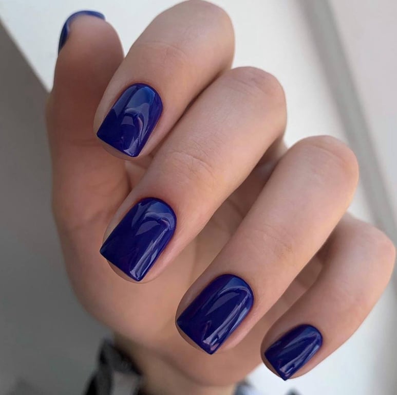 Темно-синій колір в манікюрі складно не помітити
