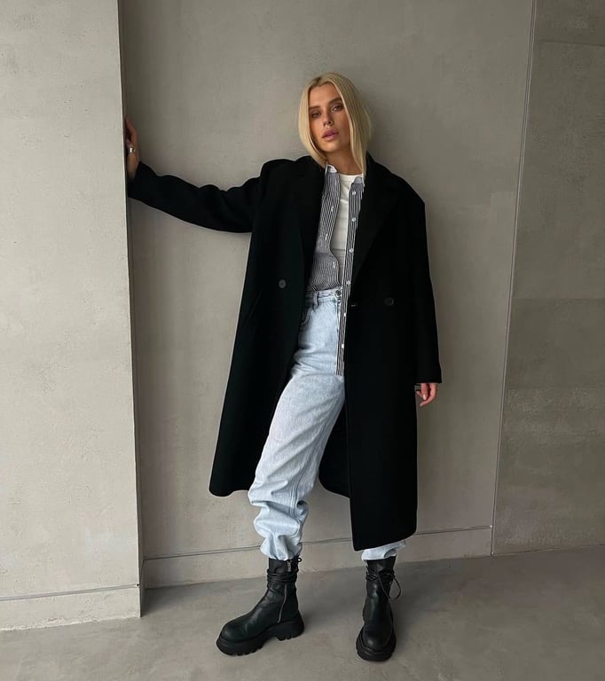 Чорне пальто - універсальна річ, що завжди в тренді