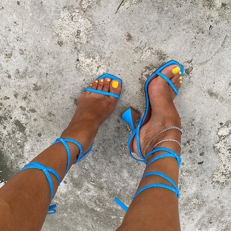 Яркий желтый педикюр под голубую обувь.