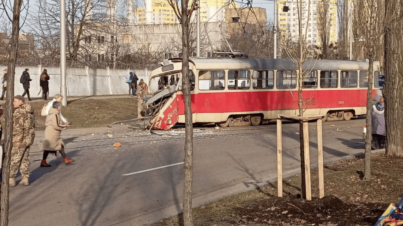 Масштабное ДТП в Киеве — столкнулись грузовик и трамвай