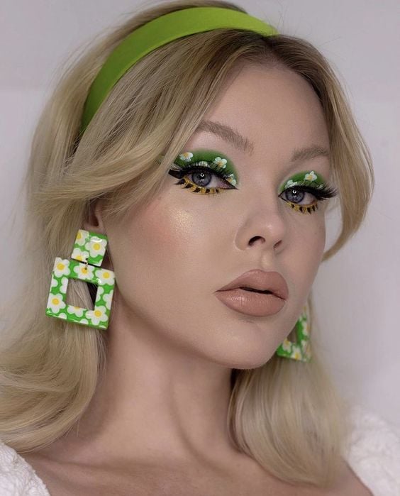 Девушка с массивными серьгами на ушах