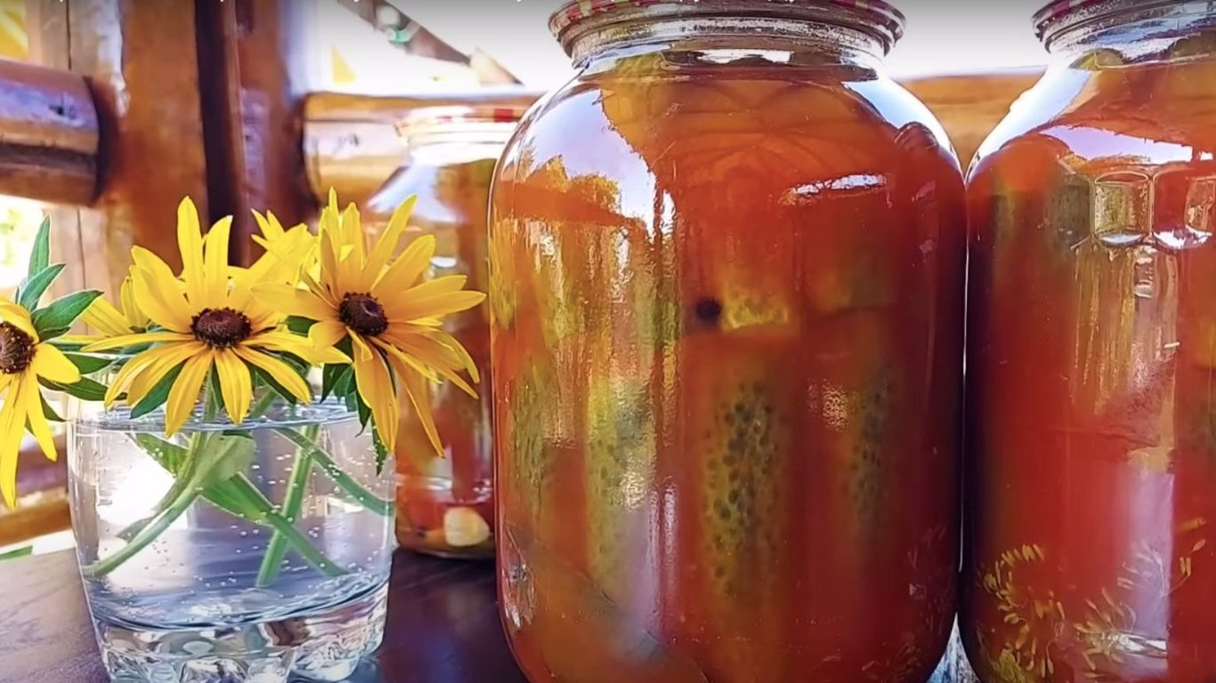 Як приготувати мариновані огірки з кетчупом на зиму — покроковий рецепт
