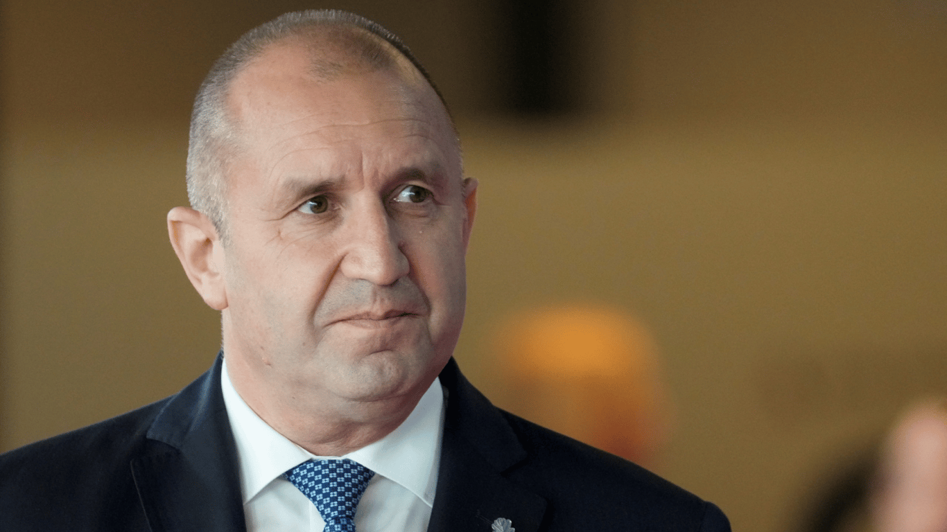 Президент Болгарии запретил поставки бронетехники для Украины