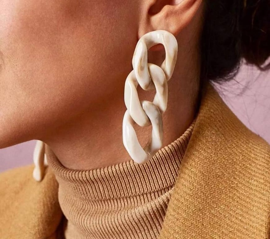 Прикраси з пластику у 2026 стали антитрендом