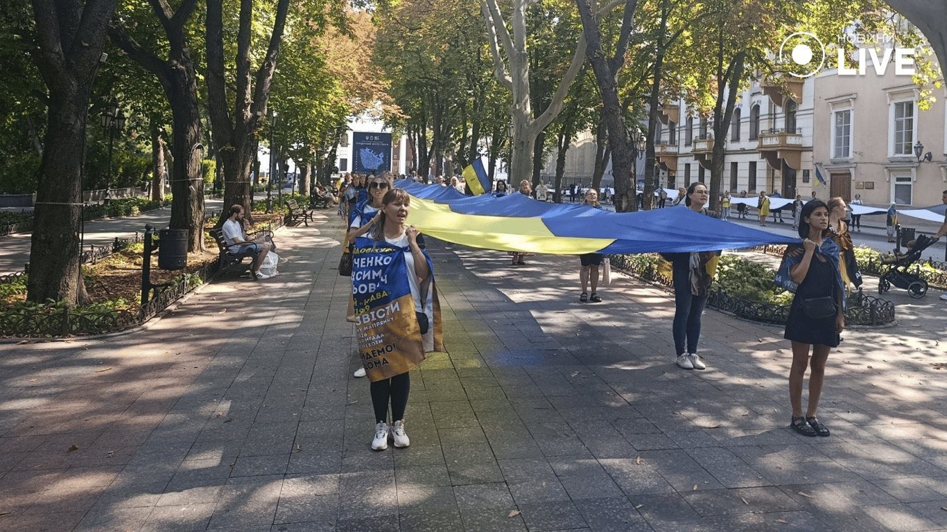 В Одесі несуть 100-метровий прапор під час ходи