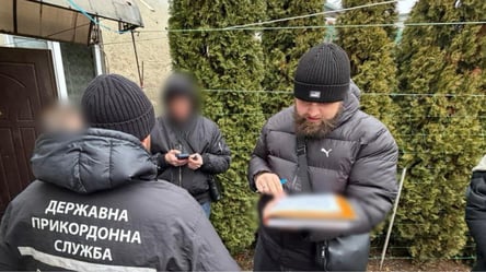 В Одесі двоє ділків переправляли чоловіків за кордон - 290x160