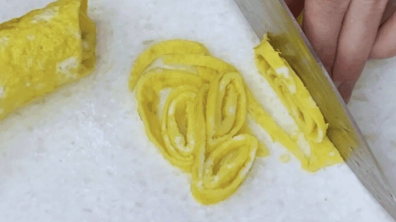 салат з пекінською капустою та омлетом