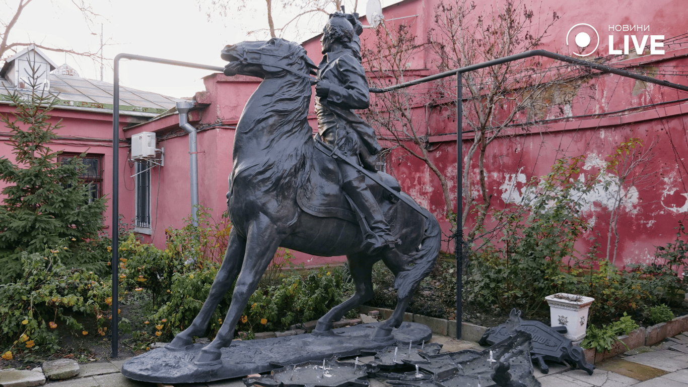 Знесення Суворова і коня