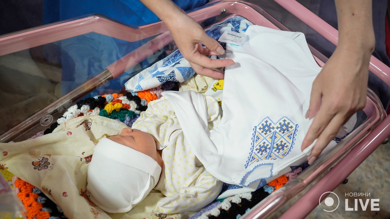 Вишиванка у подарунок: у пологовому у Києві роздавали сорочки немовлятам
