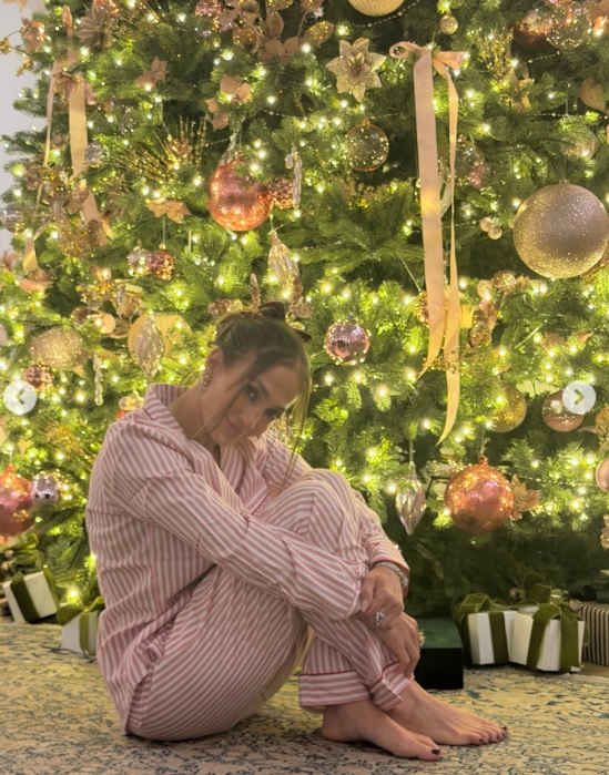 Повернення тренду — чим приголомшує ялинка Дженніфер Лопес (фото) - фото 3