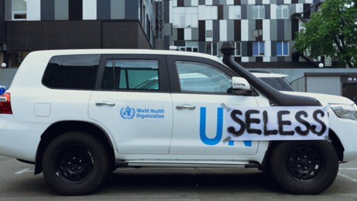 Активиста, написавшего на авто ООН "Useless", вызвали в суд
