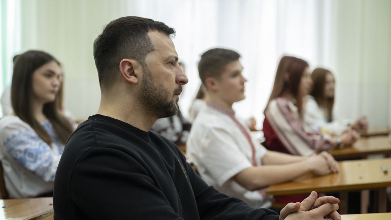 Зеленский посетил в Гостомеле открытый урок по деоккупации Киевской области