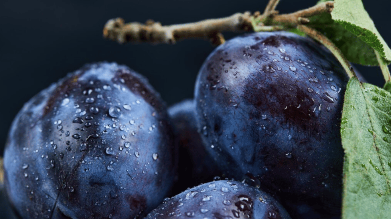 які вітаміни у сливах