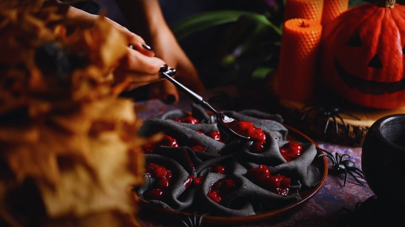 Блины для Хэллоуина с натуральным черным красителем — видео рецепт