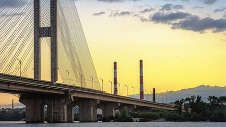 РФ вдарила по Південному мосту у Києві: рух авто і метро обмежено - 304x171