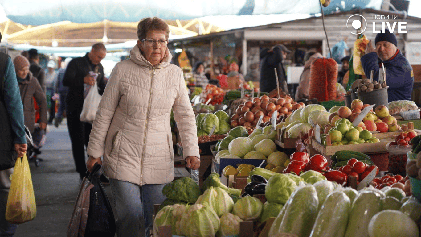 Покупці на ринку Привоз в Одесі