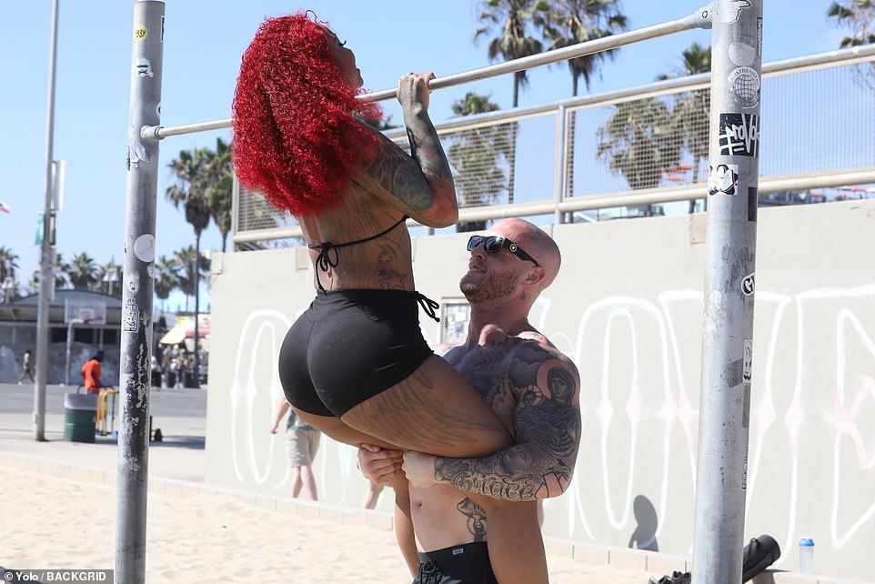 Сина Тома Генкса підловили на пляжному побаченні з бійчинею ММА - фото 3