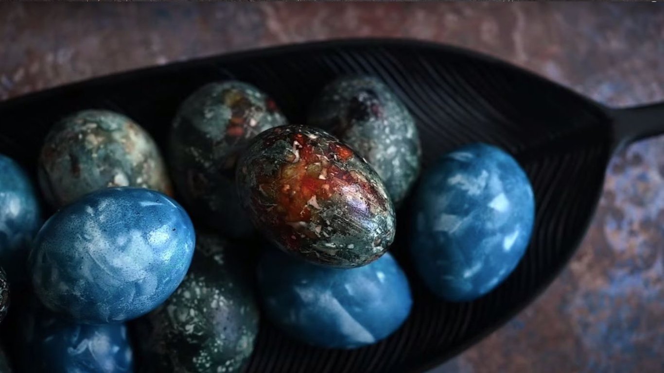Як пофарбувати яйця на Великдень блакитною капустою — покрокова інструкція
