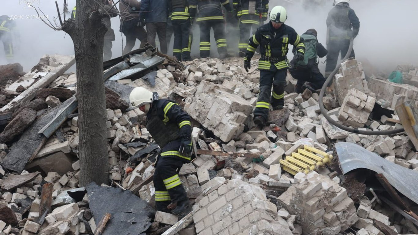 В Харькове из-под завалов вытащили мужчину
