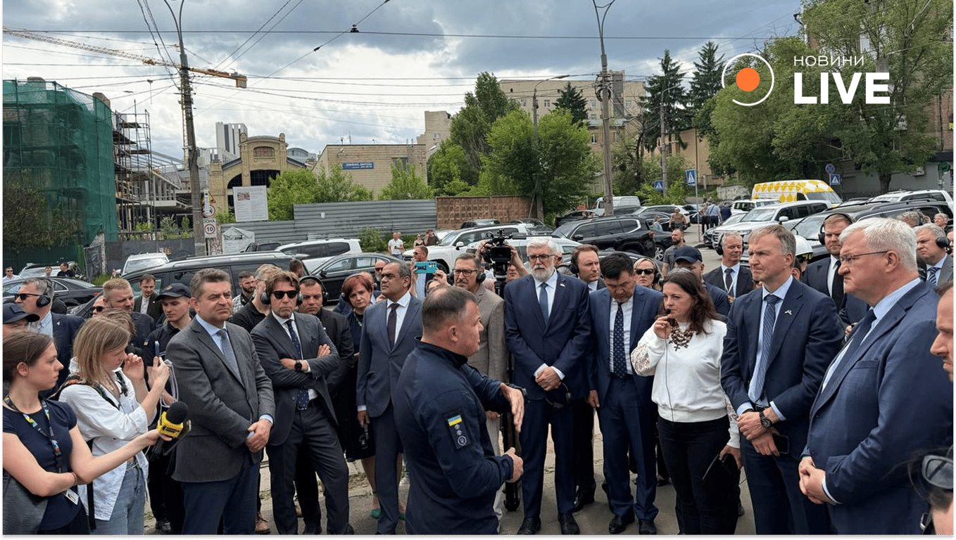 Іноземні дипломати відвідали місце російської атаки на Лук'янівці